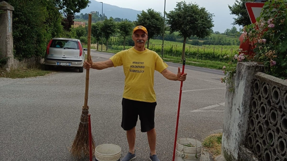 Colle Umberto, Andrea raccoglie i rifiuti durante le passeggiate: già riempito più di un sacco - 