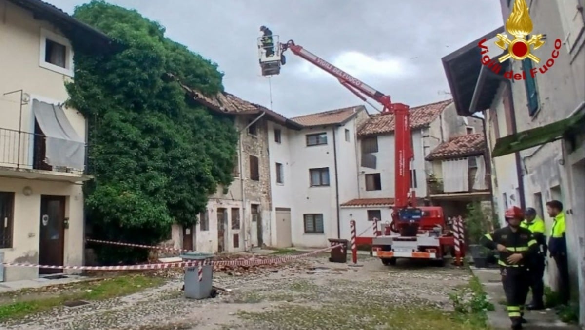 Maltempo a Udine, crolla il tetto di una casa: evacuate tre persone - 