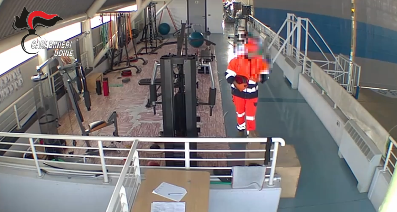 Pasian di Prato, approfitta dei lavori di manutenzione per rubare attrezzature sportive - 