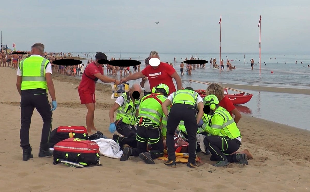 Tragedia sulla spiaggia di Jesolo: turista muore davanti alla sorella