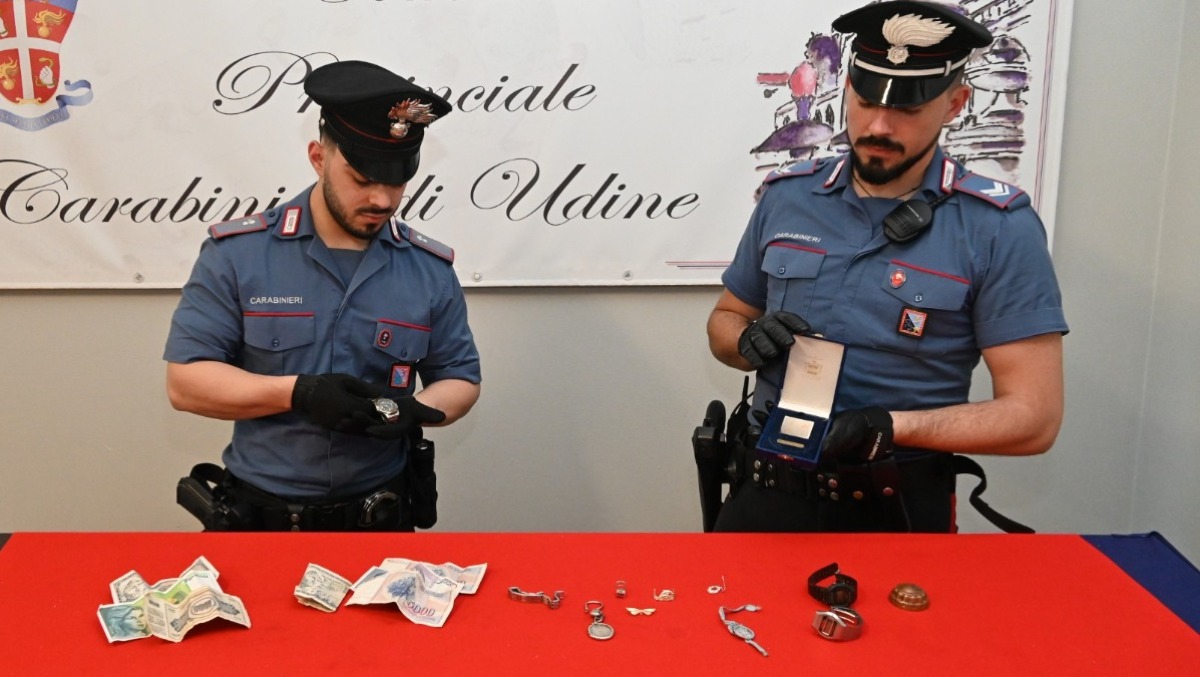 Udine, pretendono un pasto fuori orario alla Caritas: trovati con oro rubato - 