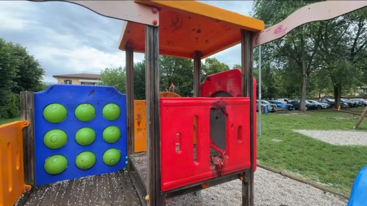 Danno fuoco al castello dei bambini: telecamere incastrano i giovani vandali - 