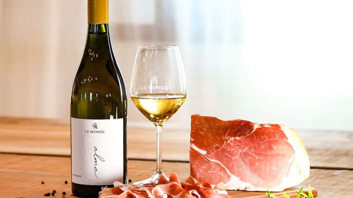 Le Monde firma l’estate con Alma Pinot Bianco DOC e il prosciutto crudo di Ragogna - 