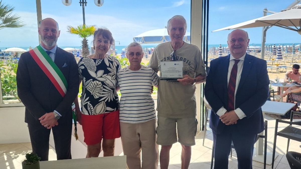 Jesolo verso il tutto esaurito per il Corpus Domini, premiate due famiglie fedeli da 50 anni - 