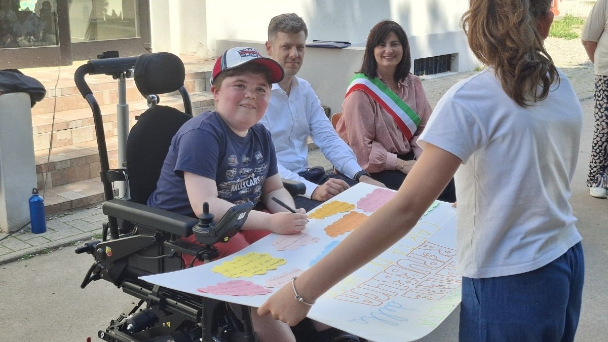 A Cavriè una lezione di cittadinanza con Marco Mazzariol: gli alunni firmano dieci promesse - 
