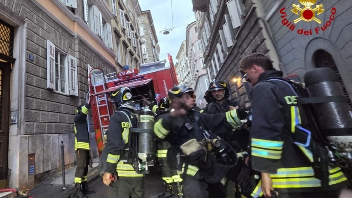 Trieste, dieci alloggi svuotati per un rogo in via Crispi: durante l’emergenza urto tra un’auto e un mezzo dei pompieri - 
