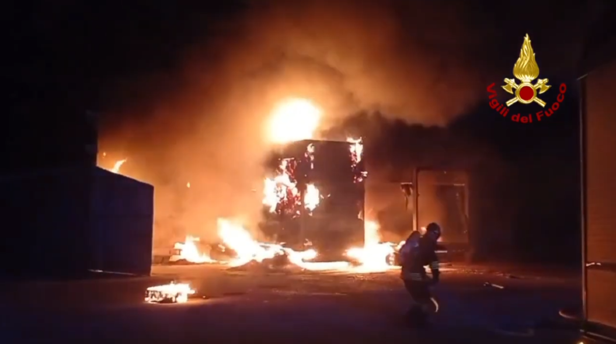 Incendio all’alba a Solesino, tre camion carichi di rotoballe in fiamme | FOTO - VIDEO - 