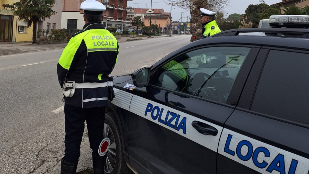 Sfreccia con la Bmw serie M modificata, scatta il controllo: via il libretto e multa - 