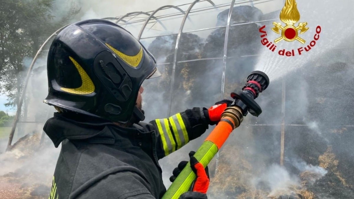 Fienile in fiamme a San Pietro in Gu: cinque squadre dei Vigili del fuoco al lavoro - 