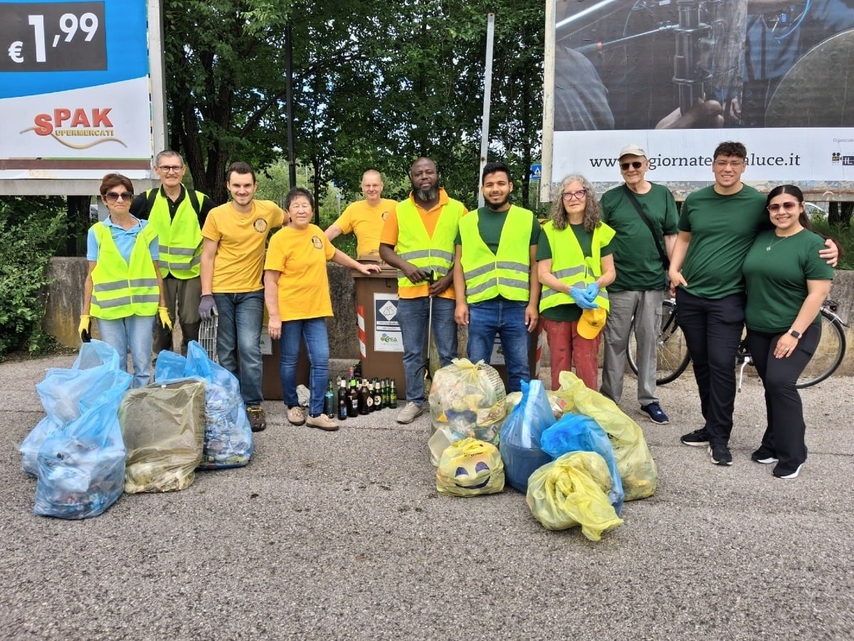 Area fiera, raccolti decine di rifiuti: undici volontari al lavoro per ripulire Pordenone - 