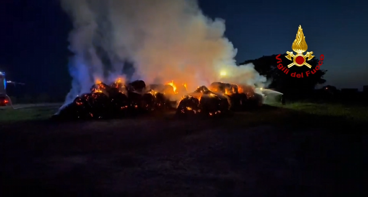 80 rotoballe in fiamme nella notte a Conche di Codevigo: Vigili del fuoco al lavoro - 