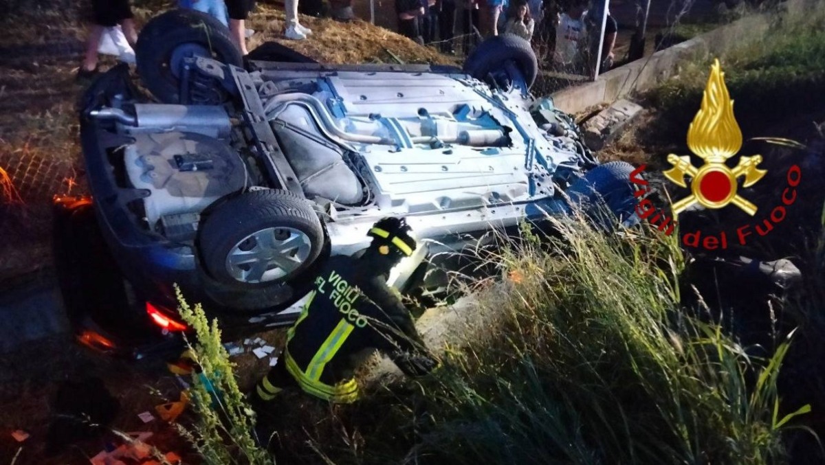 Auto si ribalta nel fosso dopo lo scontro: due feriti nella notte a Villorba - 