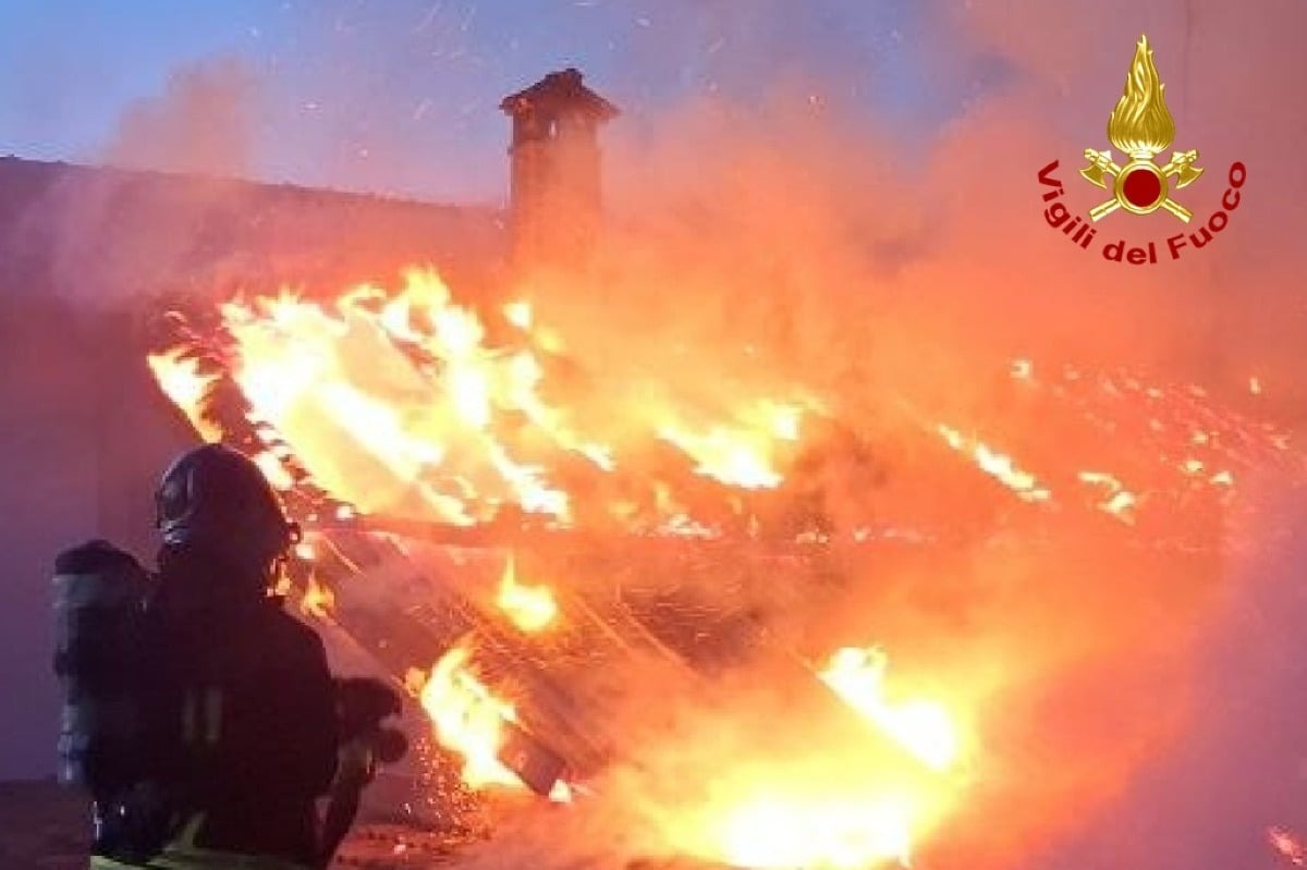 Rogo nella notte ad Aviano, salva la casa: distrutta una rimessa agricola a San Martino di Campagna - 