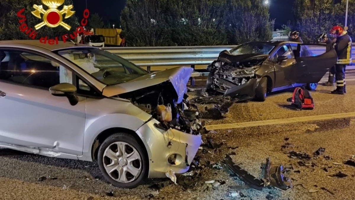 Frontale nella notte in viale Annecy a Vicenza: due conducenti feriti e portati in ospedale - 