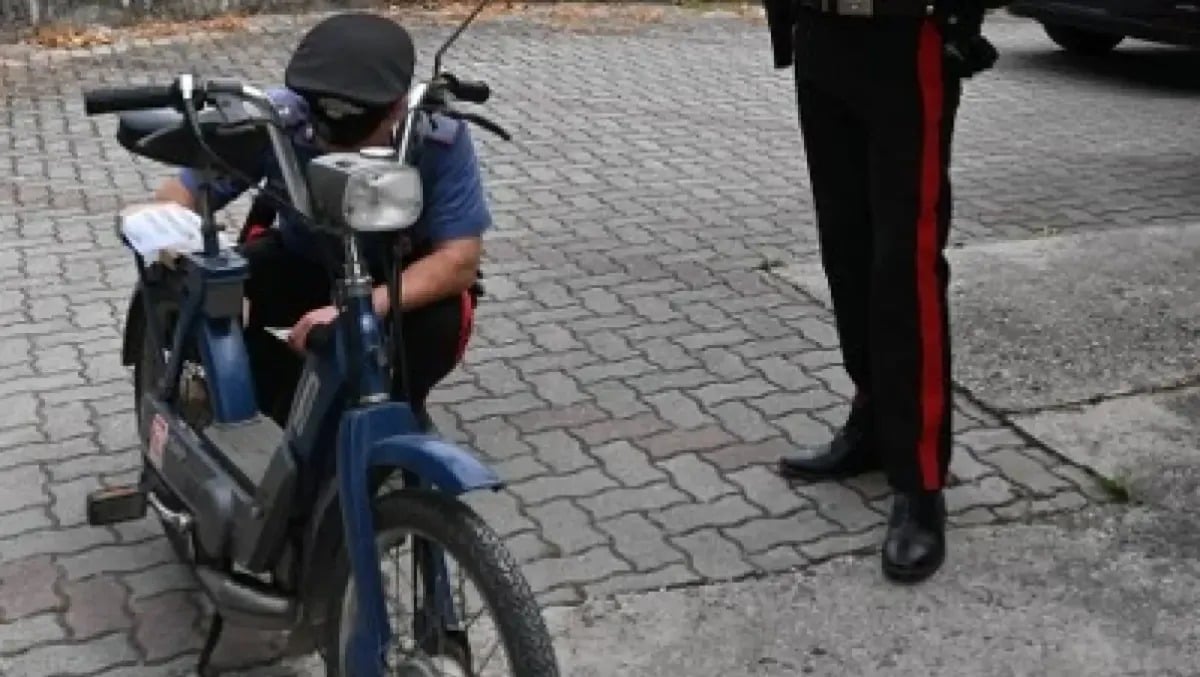 Crespino, fermato su un vecchio Piaggio: dai controlli spunta un furto denunciato nel 1981 - 