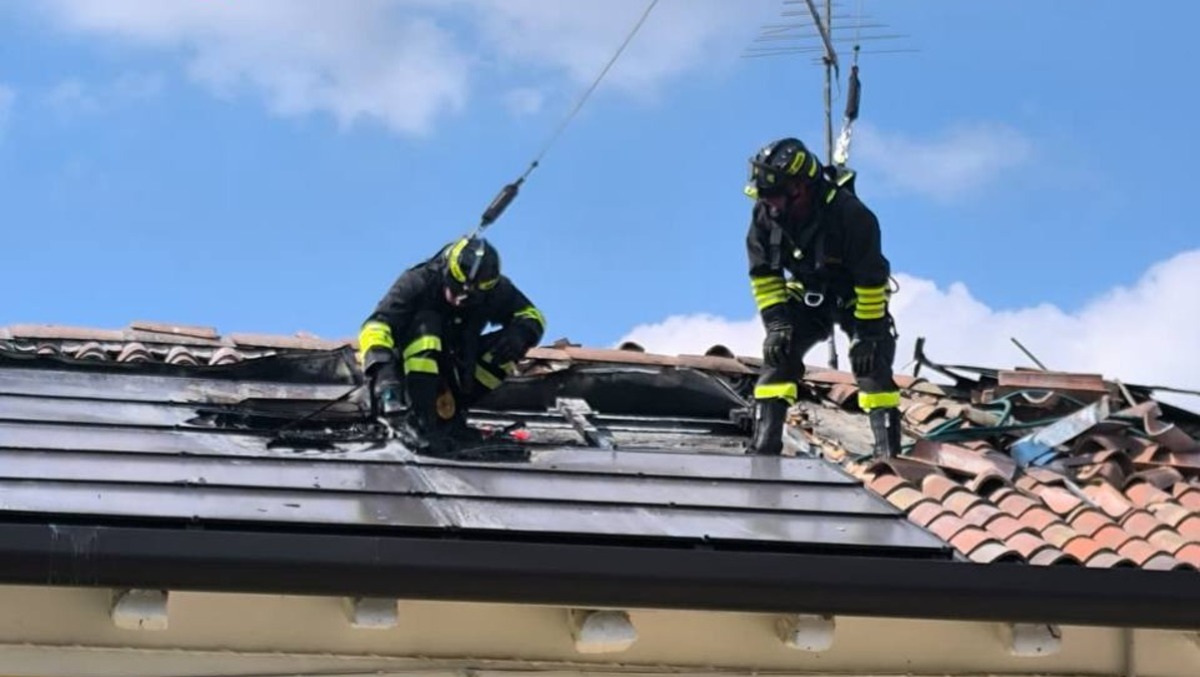 Pannelli fotovoltaici in fiamme: Vigili del Fuoco al lavoro in un'abitazione
