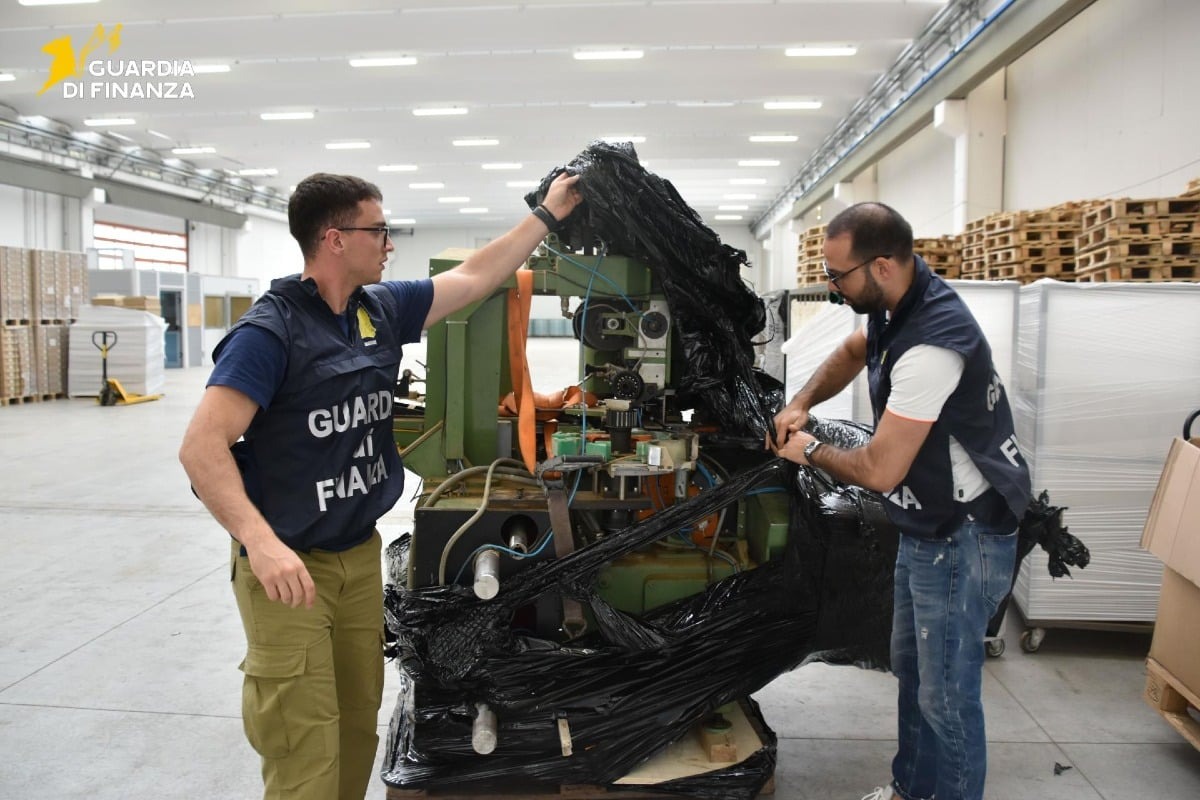 Spilimbergo, capannone trasformato in polo del contrabbando: sequestrata fabbrica di sigarette, 7 in carcere - 