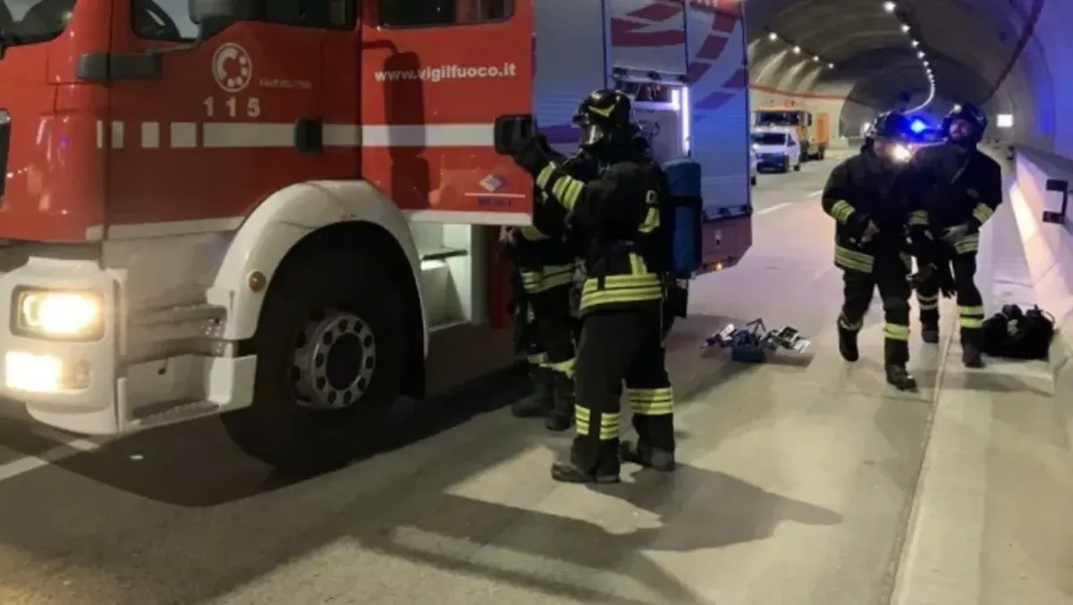 Schianto e incendio nella galleria del Fara, perde la vita un motociclista di 35 anni - 