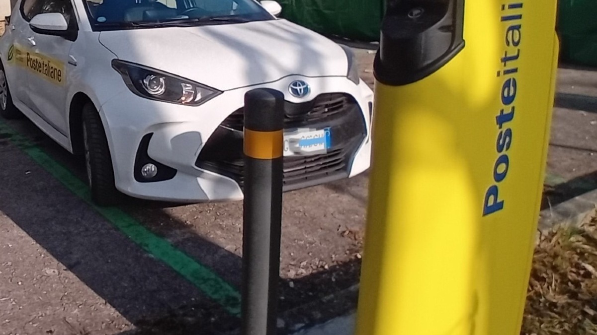 Rovigo, 39 colonnine elettriche di Poste Italiane in 21 uffici postali del Polesine - 