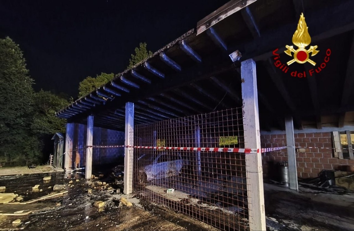Paura a Vicenza, auto in fiamme sotto un magazzino: brucia anche il tetto - 