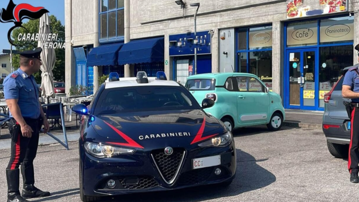 Lite fuori dal kebab: 17enne prende la pistola e spara a un uomo, i dipendenti si nascondono nel locale - 