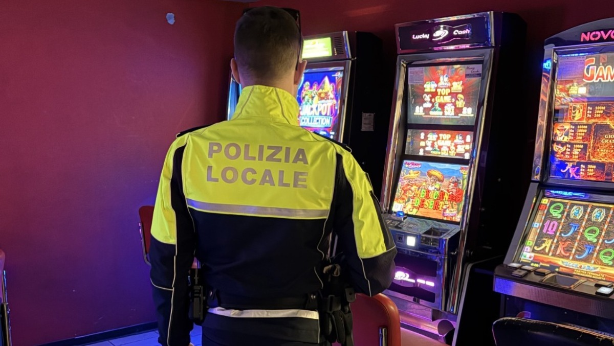 Slot accese fuori orario e alimenti scaduti: maxi sanzione a un bar - 