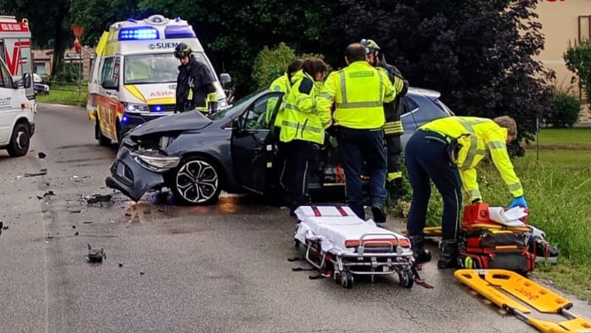 Scontro tra auto e furgone a Rosà: conducente estratto dai Vigili del fuoco - 