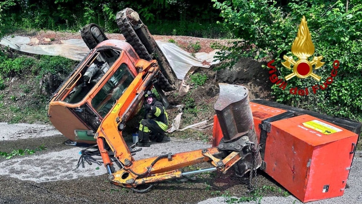 Valdagno, mezzo da lavoro si capovolge in contrada Zenere: operaio portato in ospedale