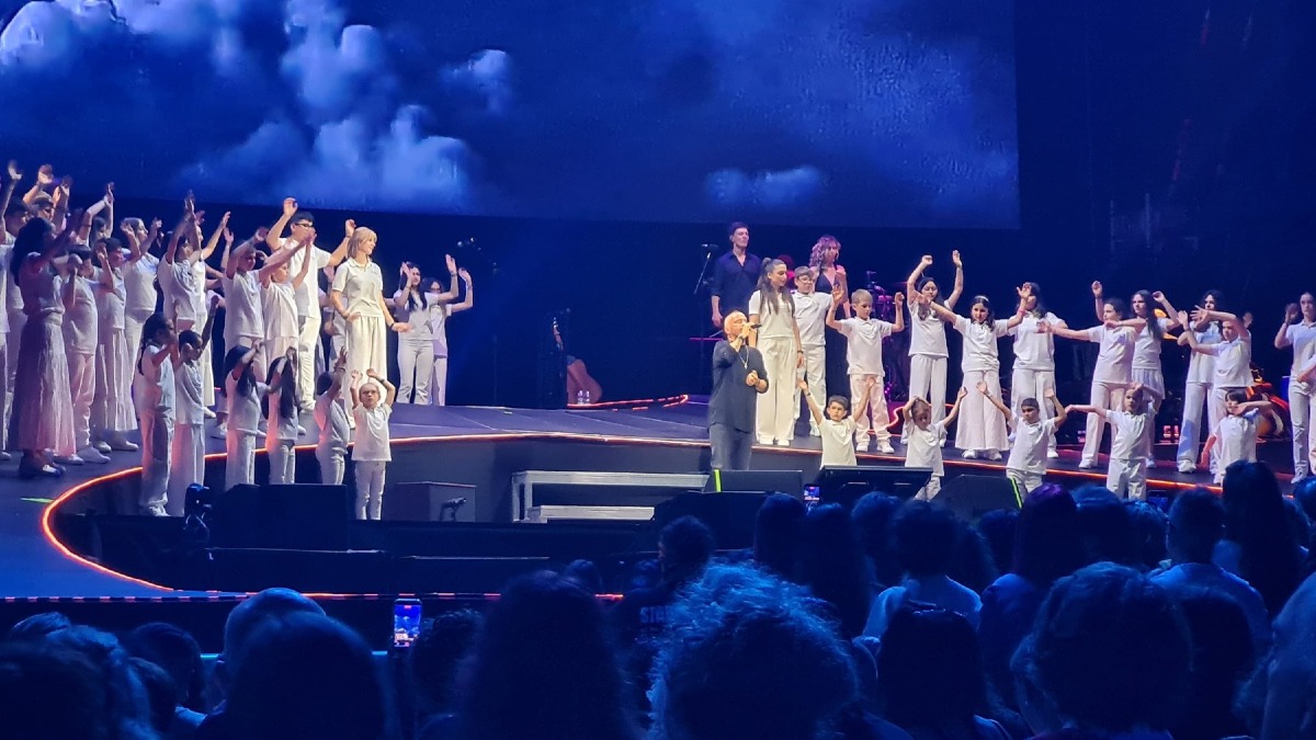 VocinVolo, i 20 anni del coro di Udine festeggiati sul palco con Eros Ramazzotti - 
