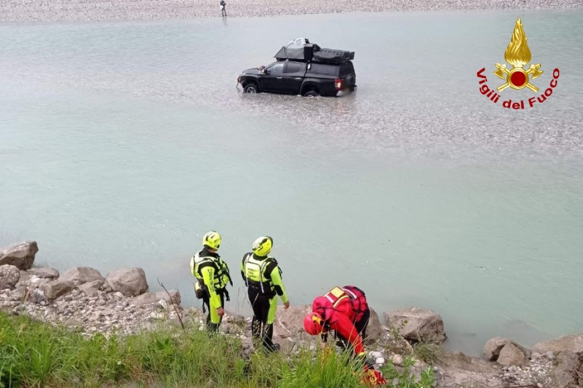Tentano di attraversare il Tagliamento in auto: salvati due turisti e i loro cani | FOTO - 