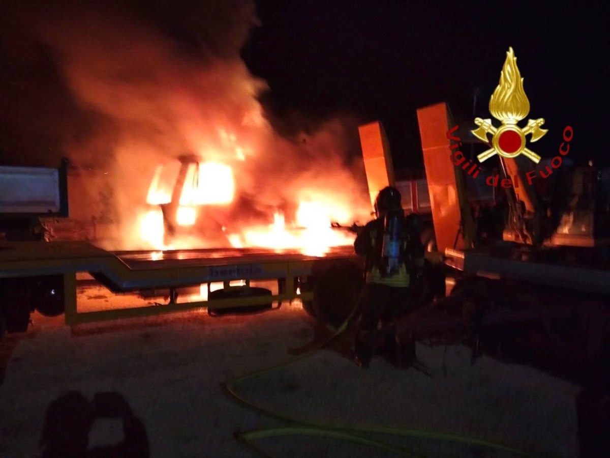 Istrana, camion distrutto dalle fiamme all’esterno di un’azienda - 