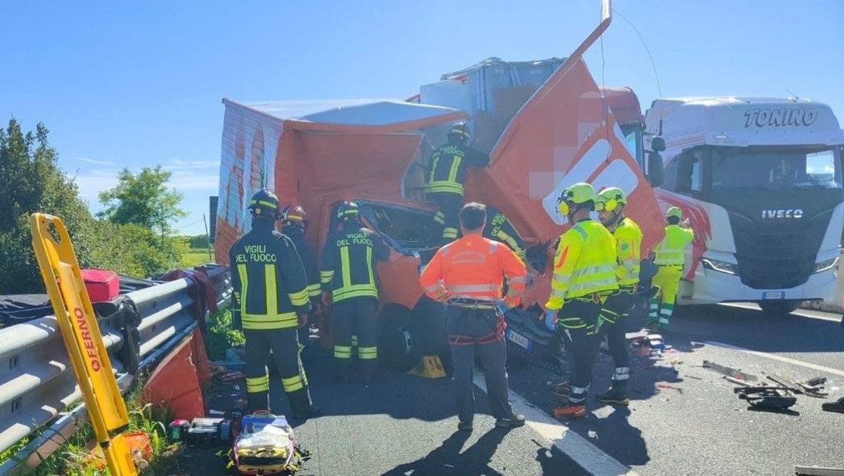 Incidente in A4, furgone schiacciato tra due mezzi pesanti: conducente incastrato 