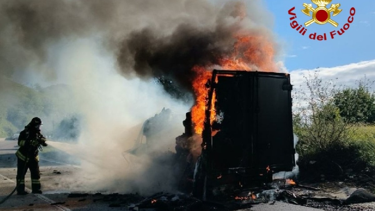 Furgone in fiamme sulla strada per Piancavallo: autista salvo, traffico bloccato per ore - 