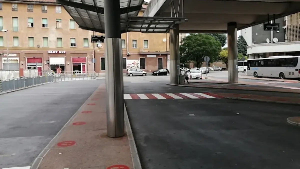 Udine, rapina nella zona delle autocorriere: tre giovani denunciati dopo l’aggressione a un 19enne - 