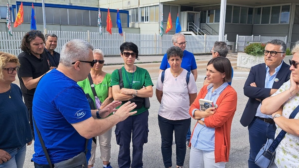 Electrolux, a Porcia il Pd al presidio: "Prima fermare gli esuberi, poi il confronto con Roma"