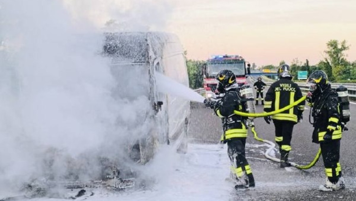 Furgone in fiamme lungo l'autostrada: Vigili del fuoco in azione all’alba - 