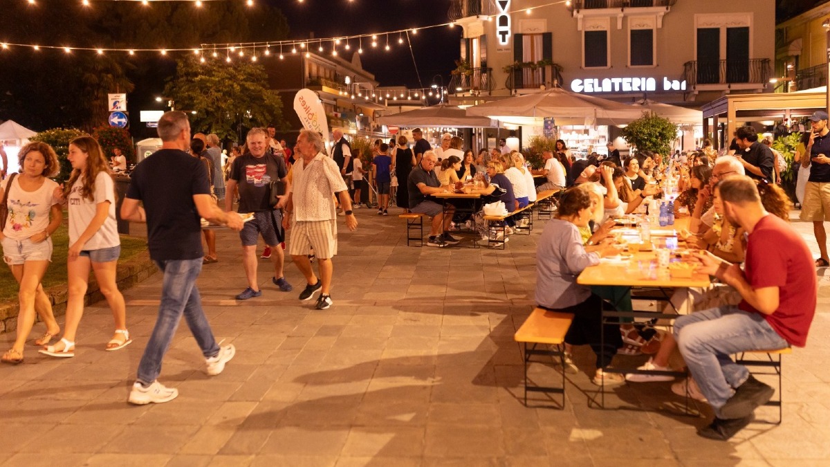 Jesolo, Cena delle Contrade il 18 giugno nel centro storico: tavolata dalle 19 tra spettacoli e luminarie - 