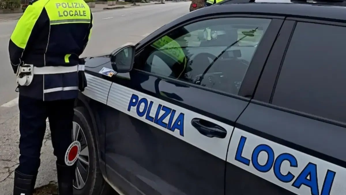 Montebelluna, controlli nell’area della stazione: auto senza assicurazione e guida senza patente, scatta una maxi sanzione - 