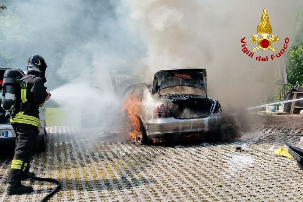 Pordenone, incendio in un cortile privato: un’auto distrutta, evitati danni ad altri mezzi