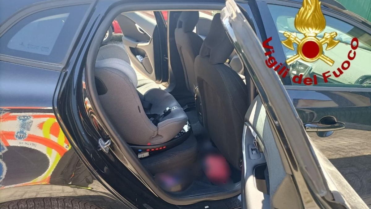 Bimba di un anno chiusa in auto sotto il sole: salvata dai Vigili del fuoco - 