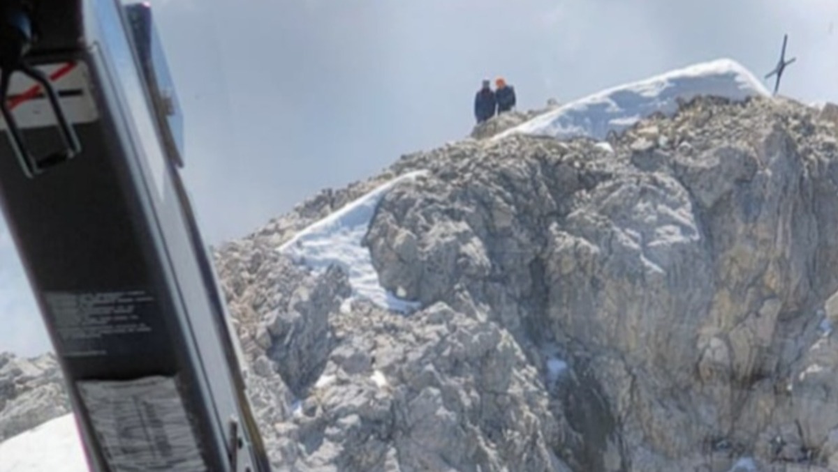 Salgono sul Civetta, ma non riescono a scendere: due giovani soccorsi in elicottero - 