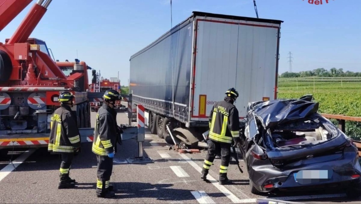 Incidente lungo l'Autostrada, auto contro mezzo pesante: morto un 27enne - 