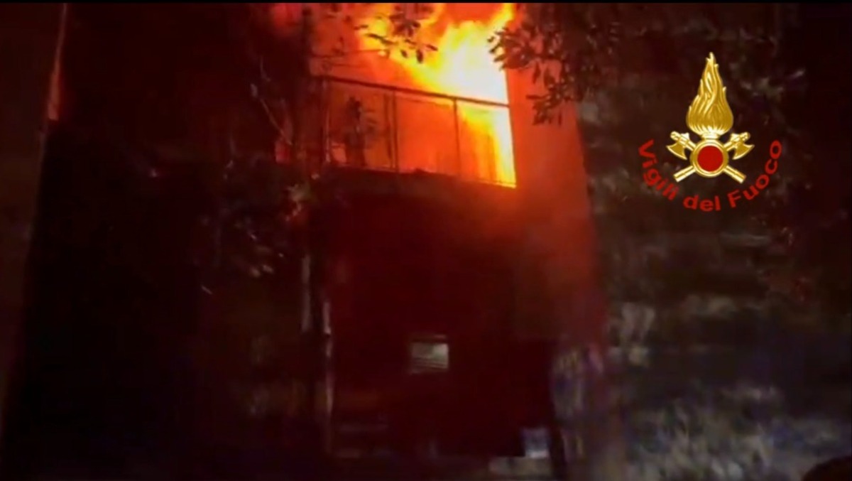 Incendio in appartamento a Muggia: stabile evacuato, due persone intossicate | VIDEO - 