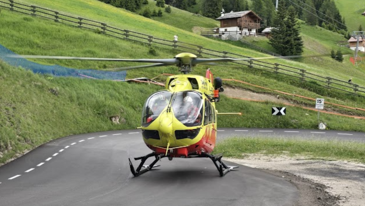 Esce di strada lungo il Passo Pordoi e precipita per 30 metri nel bosco sottostante - 