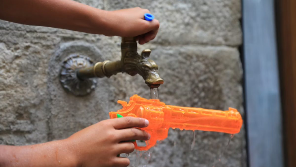 Gli sequestra la pistola ad acqua, prete gettato a terra e picchiato: «Non riuscivo a respirare» - 