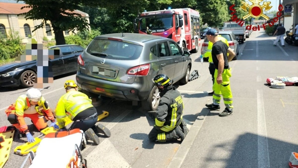 Padova, pedone travolto in via Gattamelata: donna estratta da sotto la vettura - 