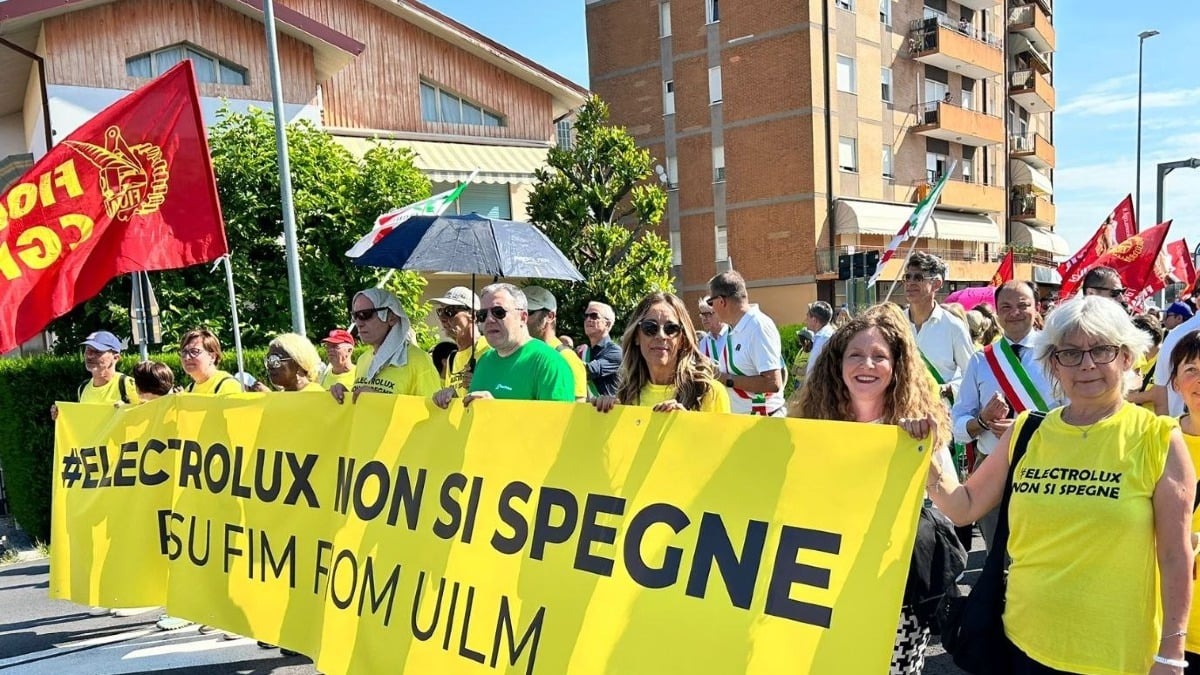 Porcia, la vertenza Electrolux torna in piazza: lavoratori e istituzioni chiedono garanzie sullo stabilimento - 