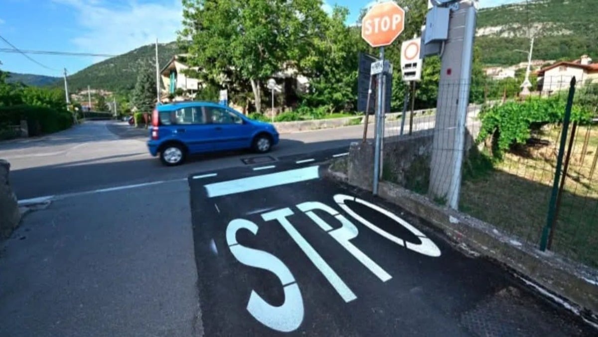 San Dorligo, una lettera fuori posto trasforma lo stop in un caso da social