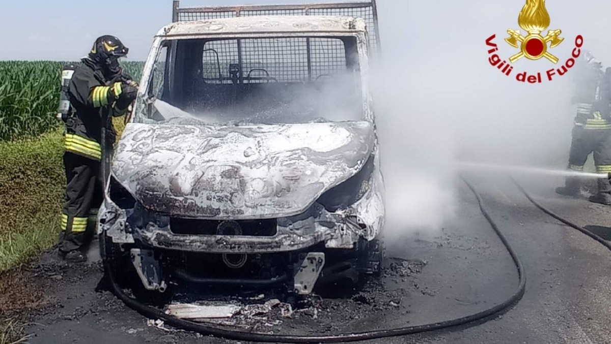 Furgone in fiamme a Campolongo Tapogliano: il conducente si salva e lancia l’allarme - 