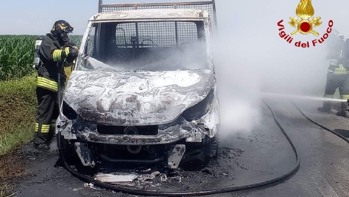 Campolongo Tapogliano, incendio in strada: distrutto un furgone in via Verdi - 